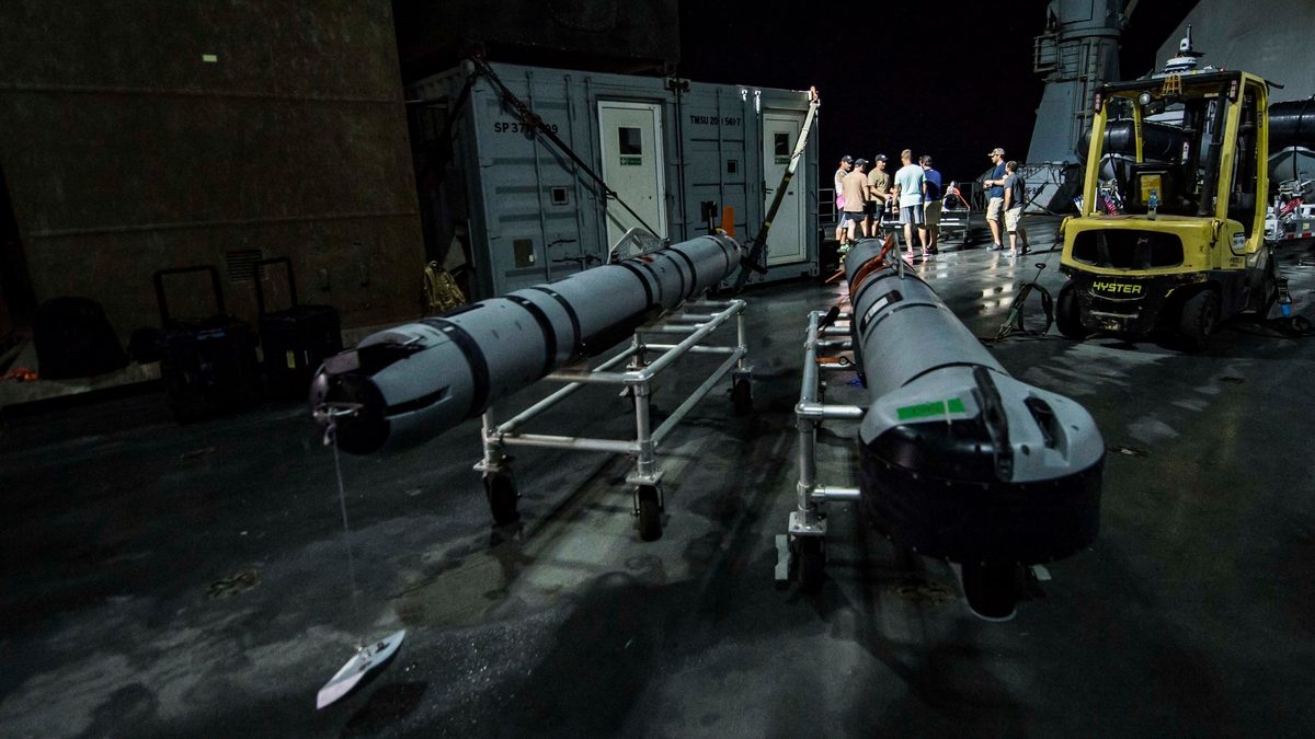 US and Royal Navy personnel conduct mine countermeasures exercise in the Arabian Gulf, 2017
