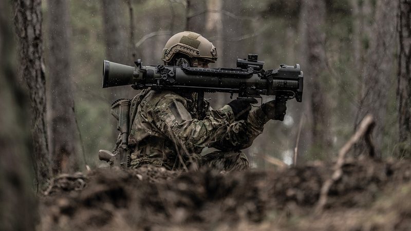 Soldier deploying the Carl-Gustaf M4. The shaped-charge warhead family fired through the launcher is designed and manufactured at the SBDS Thun facility.