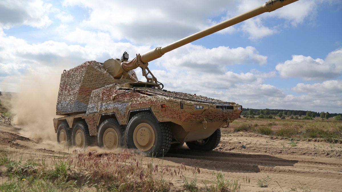 RCH 155 wheeled 155mm self-propelled howitzer on a Boxer chassis firing on the move