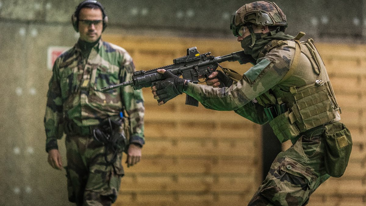 French soldiers firing a Heckler and Koch HK416 rifle on a range; Germany's new G95 is the HK416 A8 variant