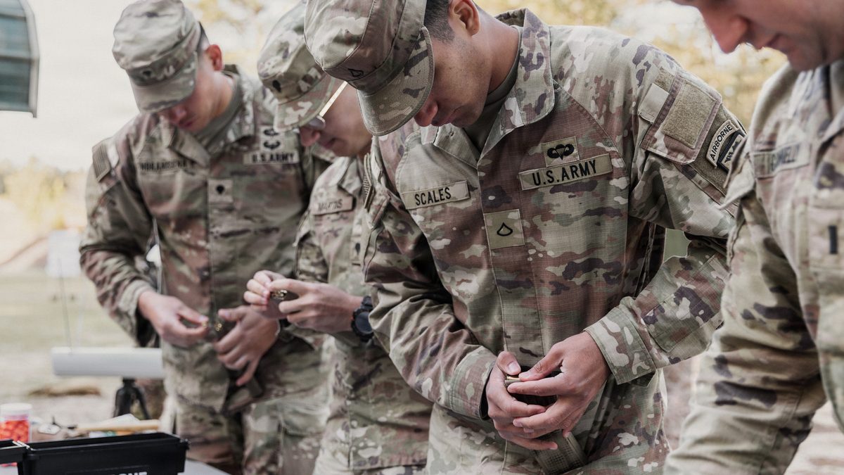 U.S. soldiers familiarise with the 5.56mm L-variant Drone Round during counter-small-UAS training