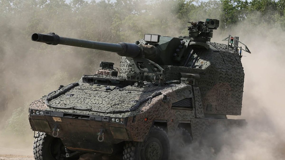 RCH 155 wheeled howitzer firing on a dusty range, the 155 mm L/52 barrel at low elevation