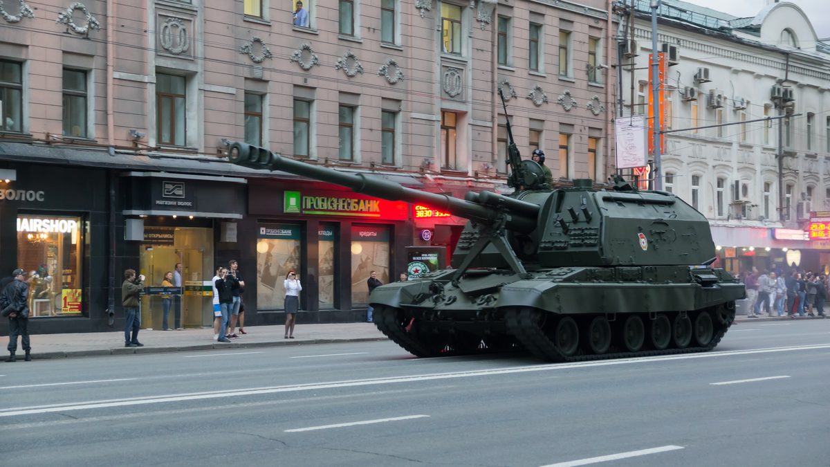 2S19 Msta-S 152 mm self-propelled howitzer at a Moscow parade rehearsal, gun and turret in profile