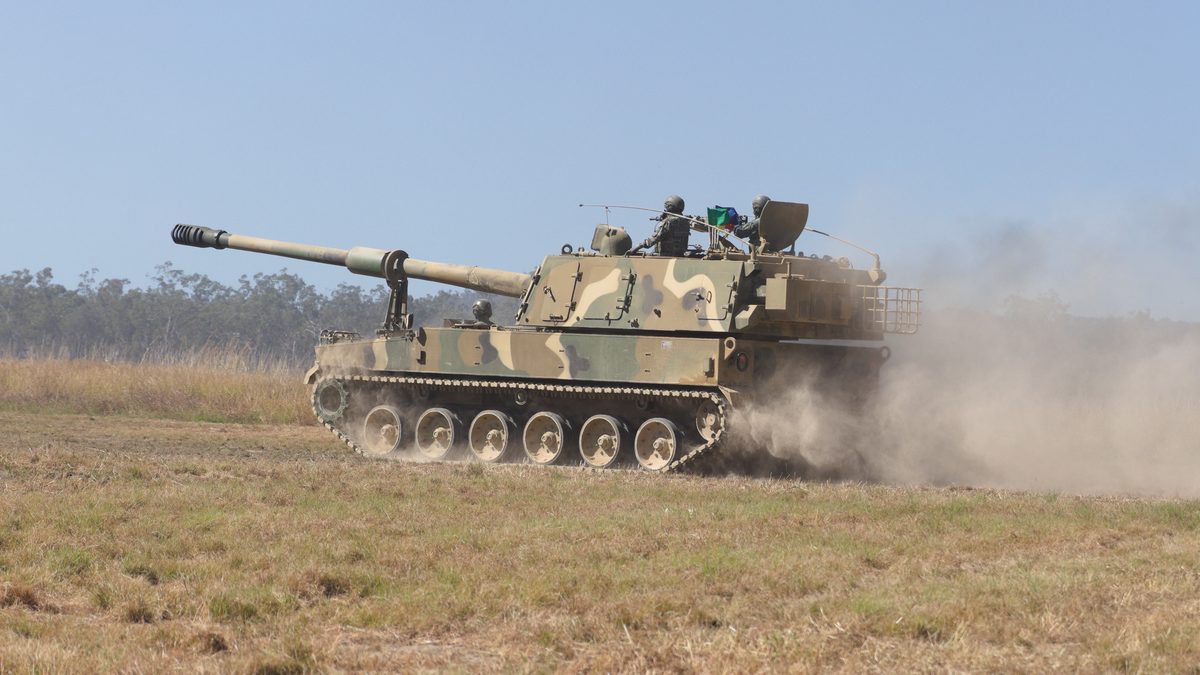 A K9 Thunder 155 mm self-propelled howitzer moves across open ground during Exercise Talisman Sabre 25