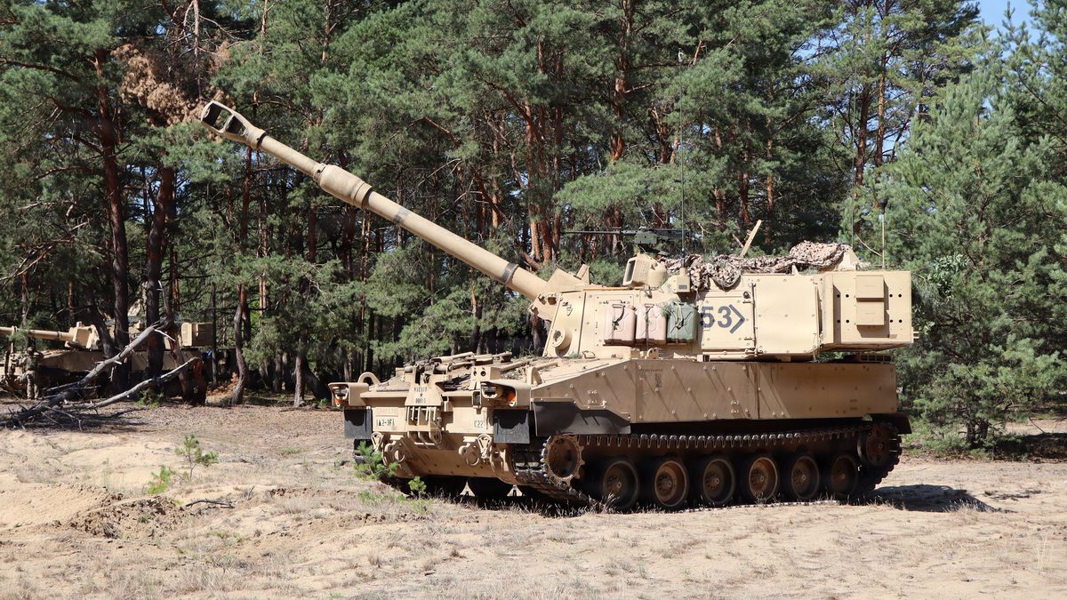 After the Wheeled Award, the US Army Asks Industry for a Tracked 155mm Howitzer and the Vehicle That Feeds It